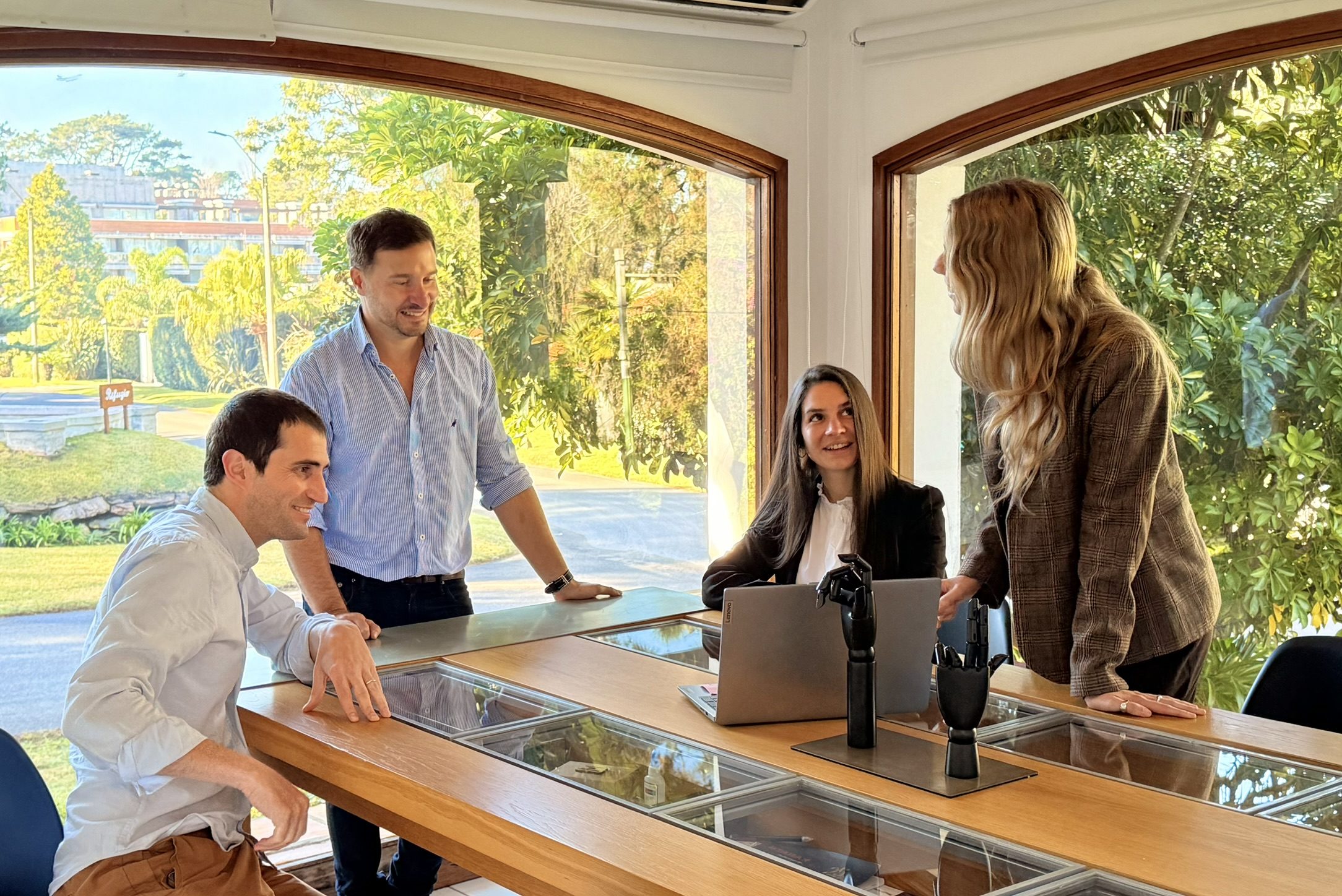 Equipo de Premium Host Punta en reunión de trabajo